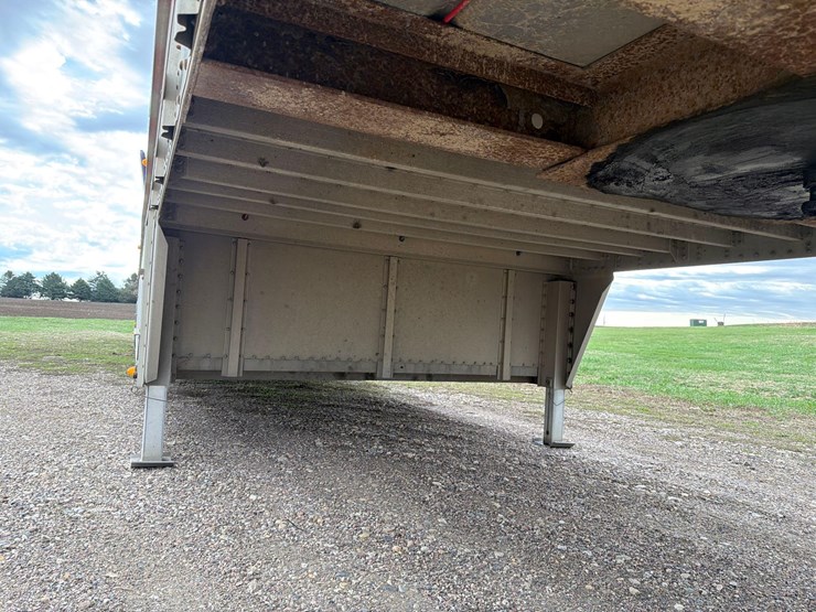 2008-wilson-livestock-trailer-image-27