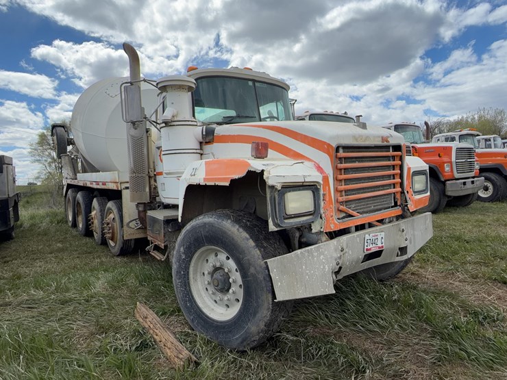 2001-mack-rd690s-image-2