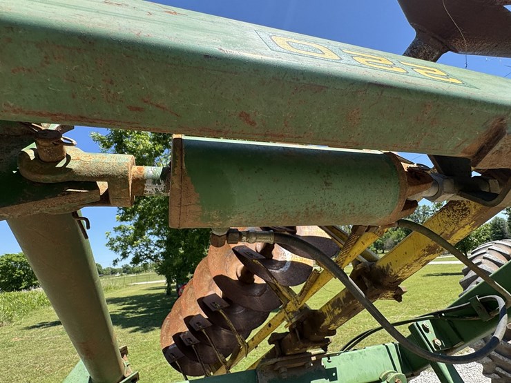 john-deere-220-image-15