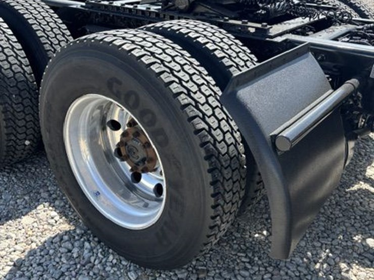 2019-peterbilt-579-image-4