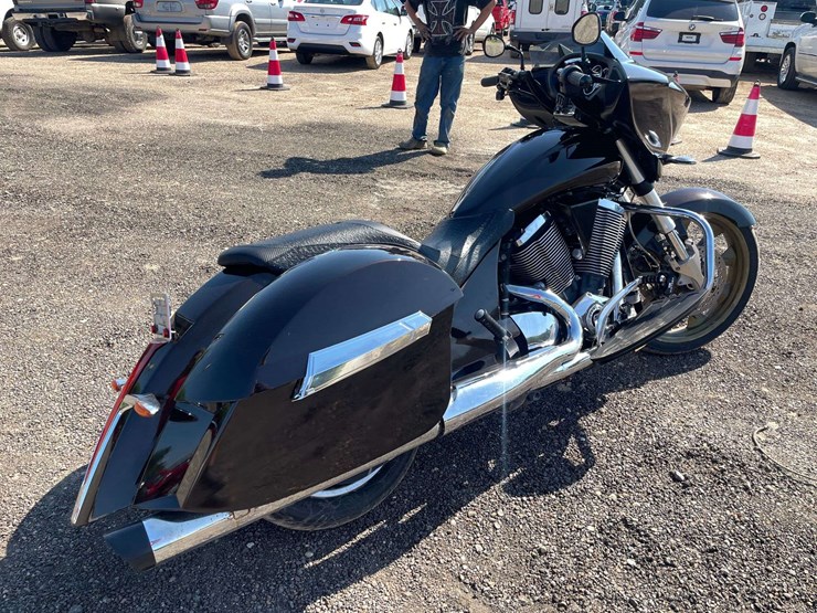 2014-polaris-victory-cross-country-motorcycle-(28,970-miles)-image-3