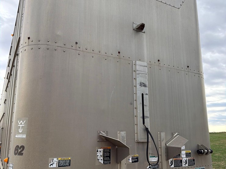 2008-wilson-livestock-trailer-image-31