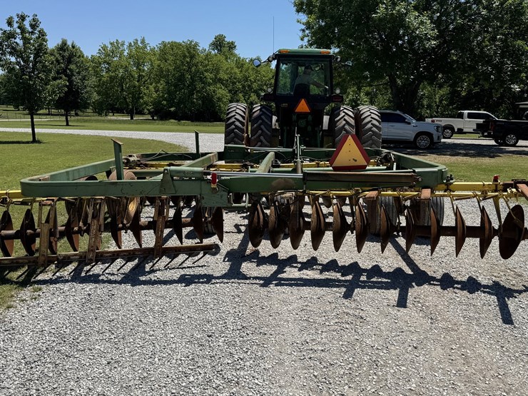 john-deere-220-image-17