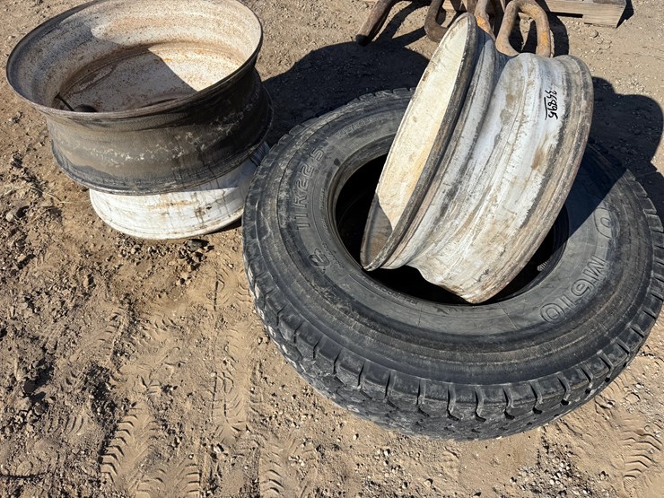 (1)-11r22.5-toyo-grip-tire,-(2)-22.5-budd-wheels-&-(1)-24.5-pilot-wheel-image-1