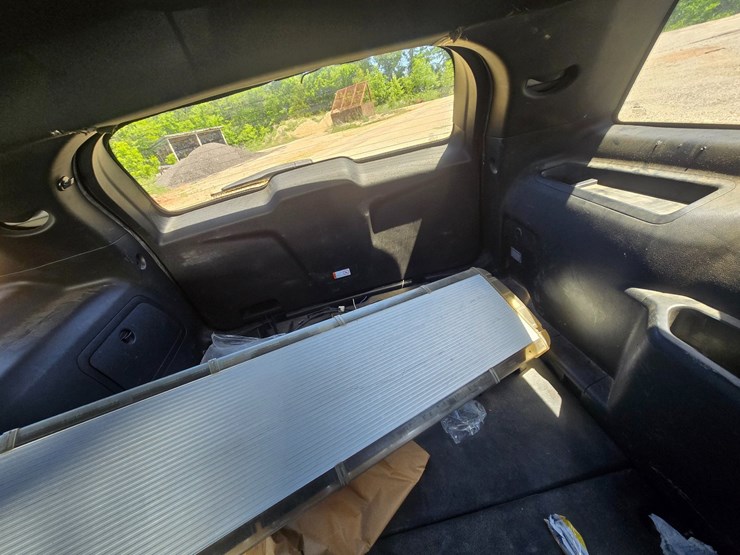 2016-ford-explorer-image-48