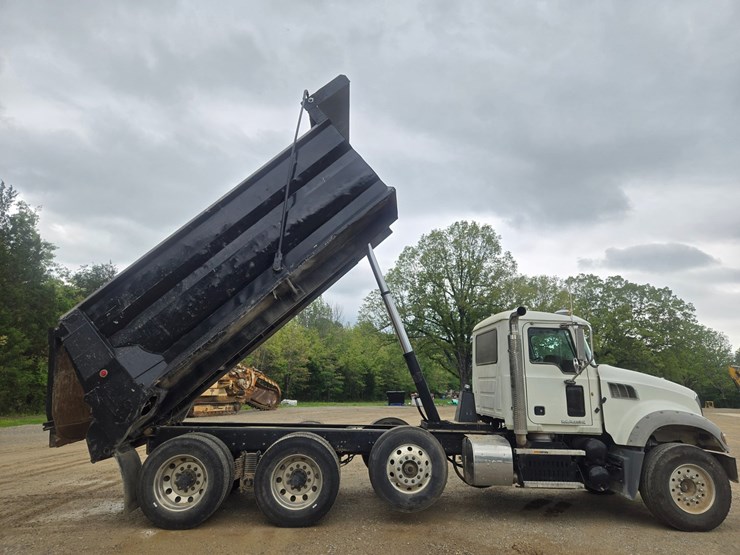 #24295-•-2011-mack-gu713-dump-truck-image-31