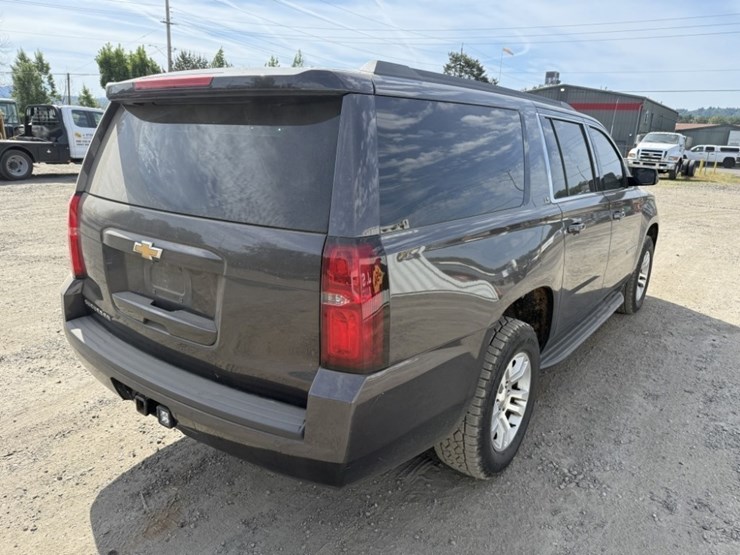 2015-chevrolet-suburban-image-4