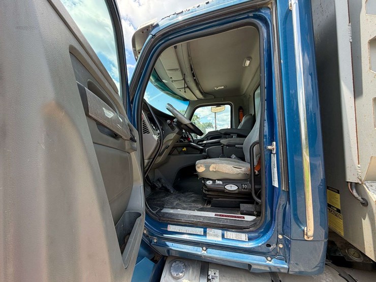 2016-kenworth-t880-image-26