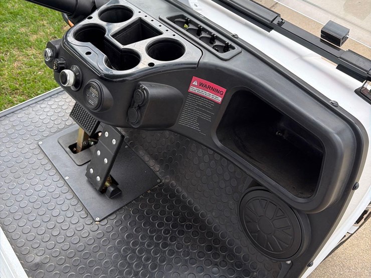 2023-evolution-electric-golf-cart-1-owner-image-16