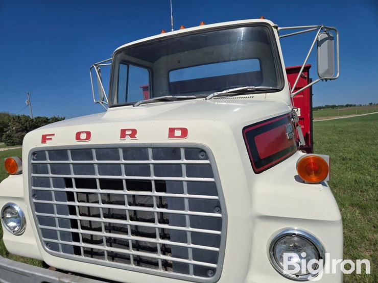 1974-ford-700-image-12