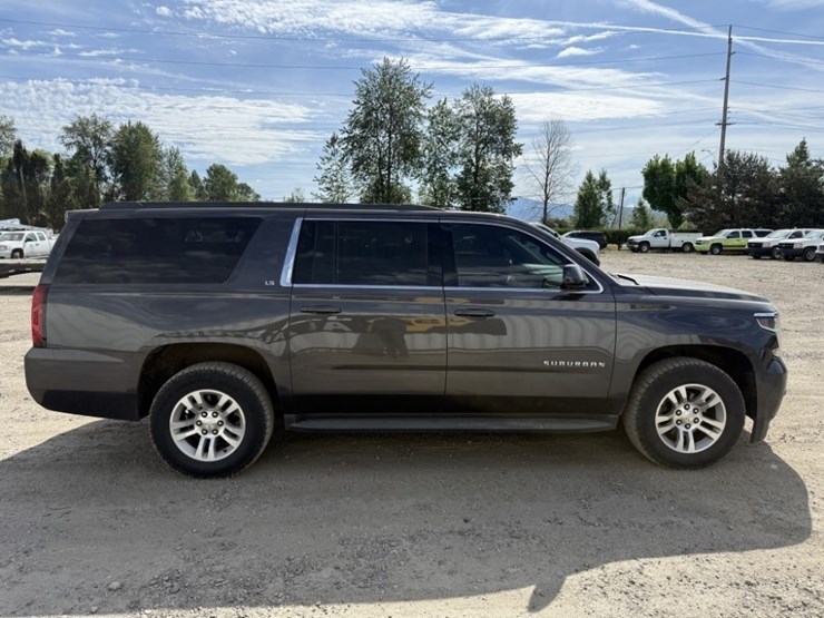 2015-chevrolet-suburban-image-3