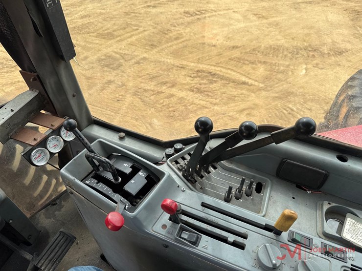 case-7140-ag-tractor-image-19