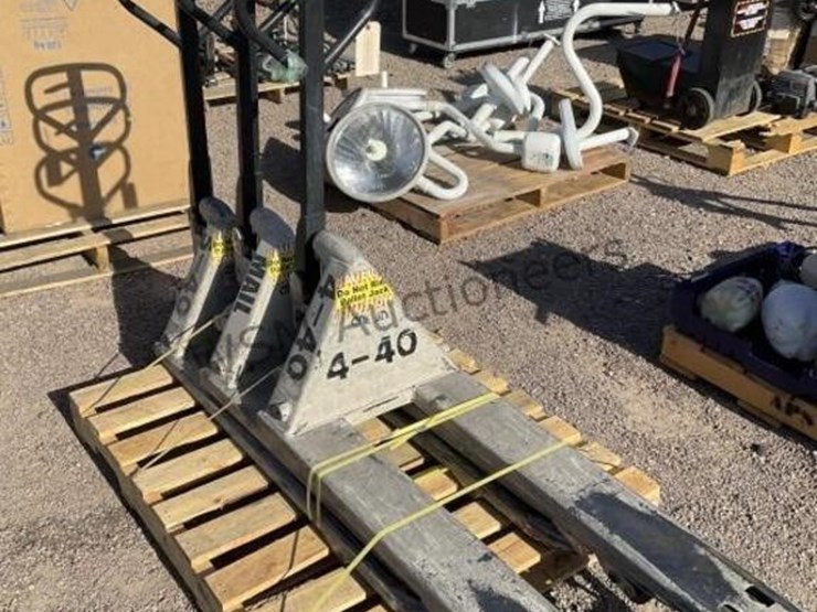 (3)-crown-pallet-jacks-image-4
