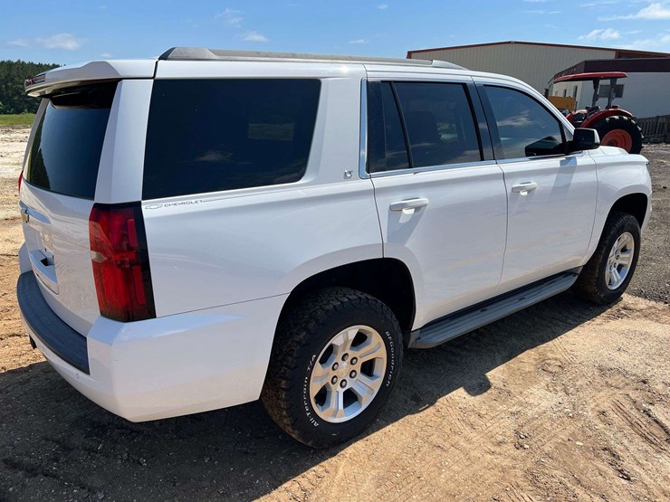 2015-chevrolet-tahoe-lt-image-3