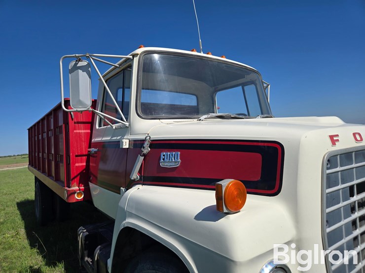 1974-ford-700-image-10