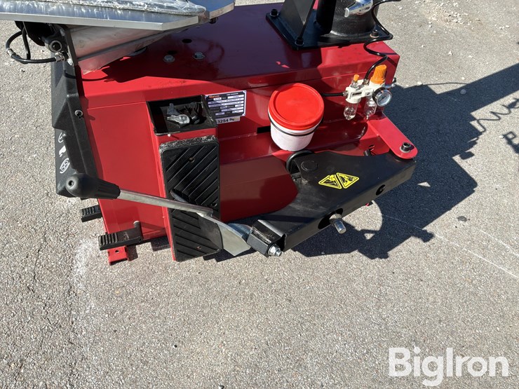 2025-massey-ferguson-730-image-12