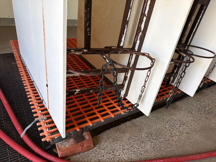 10-sections-of-orange-metal-floor-grate-image-4