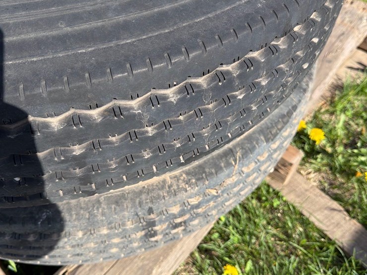 2-8r19.5-tires-image-3