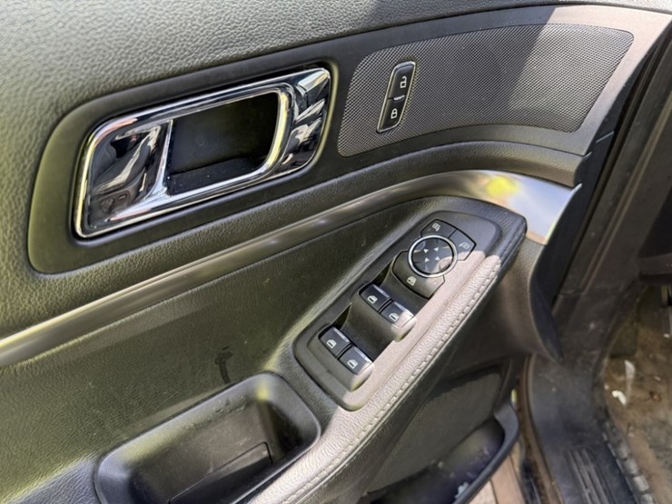 2017-ford-explorer-image-25