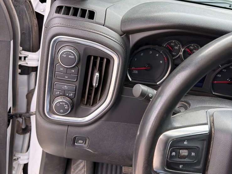 2021-chevrolet-2500hd-image-51
