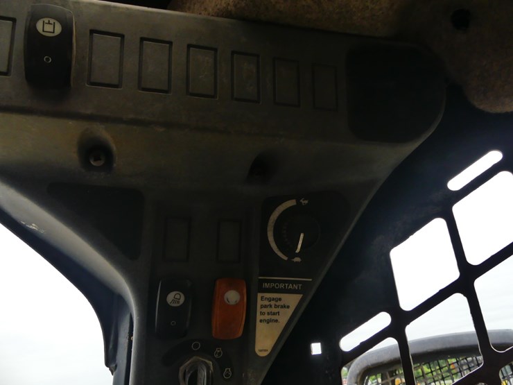 2011-deere-318d-image-15
