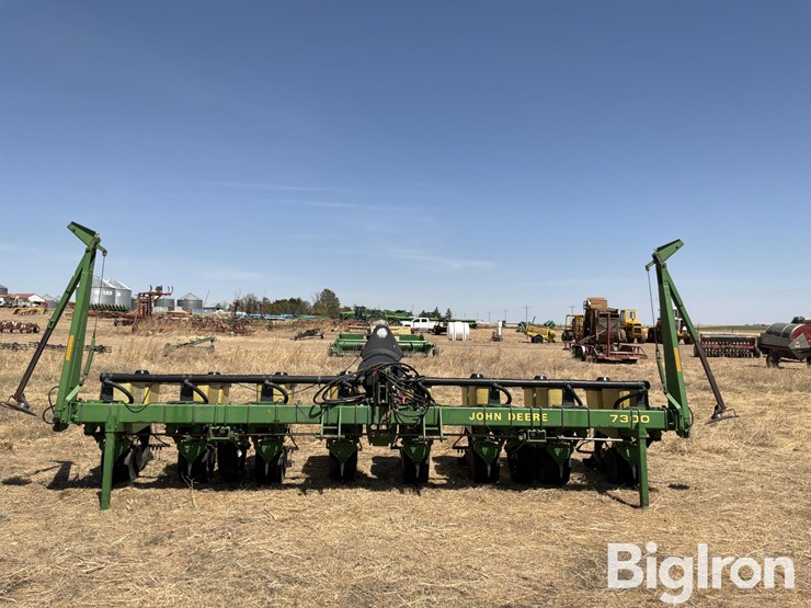 john-deere-7300-image-2