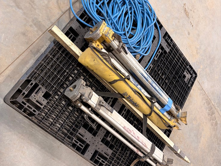 assortment-of-laser-level-stands-image-3