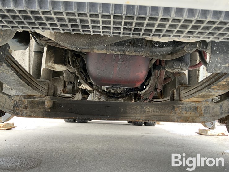 2014-freightliner-m2-106-image-18