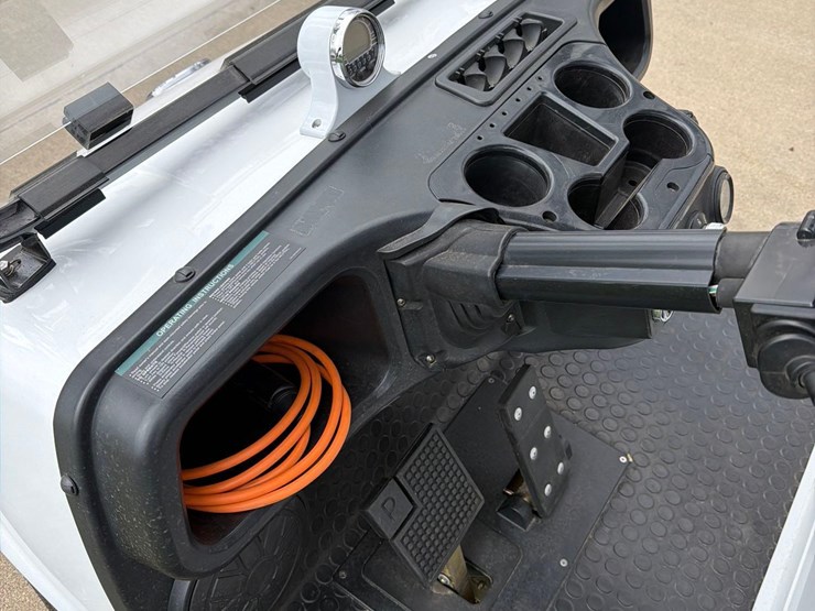 2023-evolution-electric-golf-cart-1-owner-image-23
