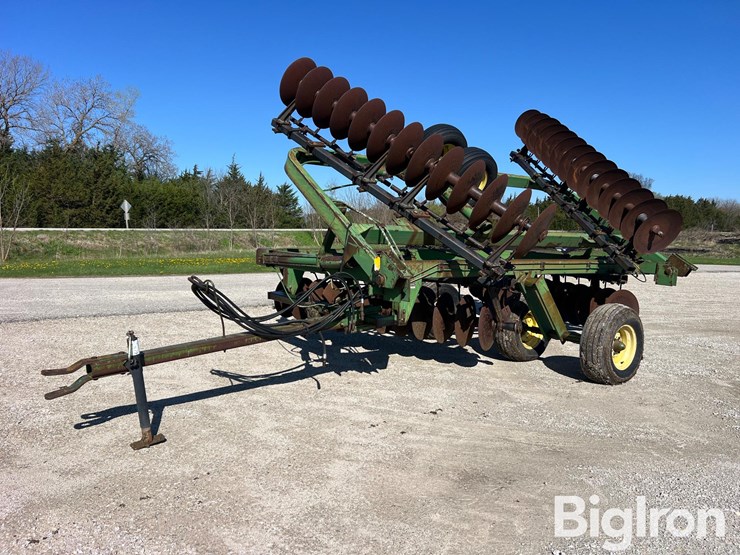 john-deere-220-image-1