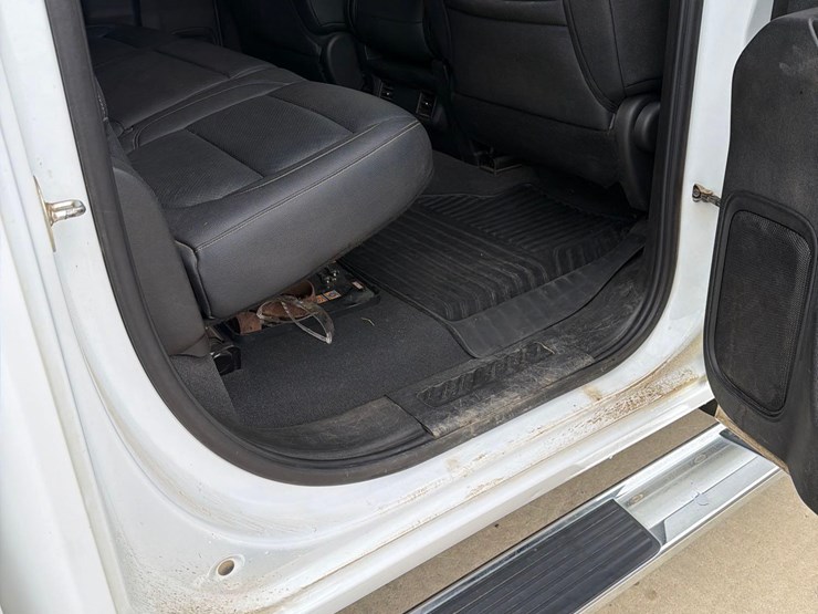 2021-chevrolet-2500hd-image-36