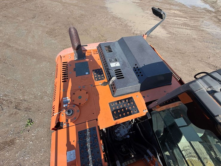 2015-hitachi-zx160-lc-image-38