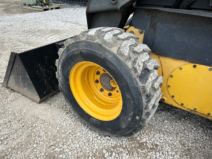 new-holland-l180-image-17