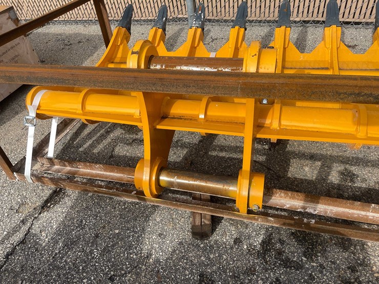caterpillar-320-image-13
