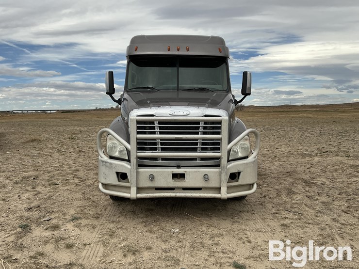2016-freightliner-cascadia-125-image-2