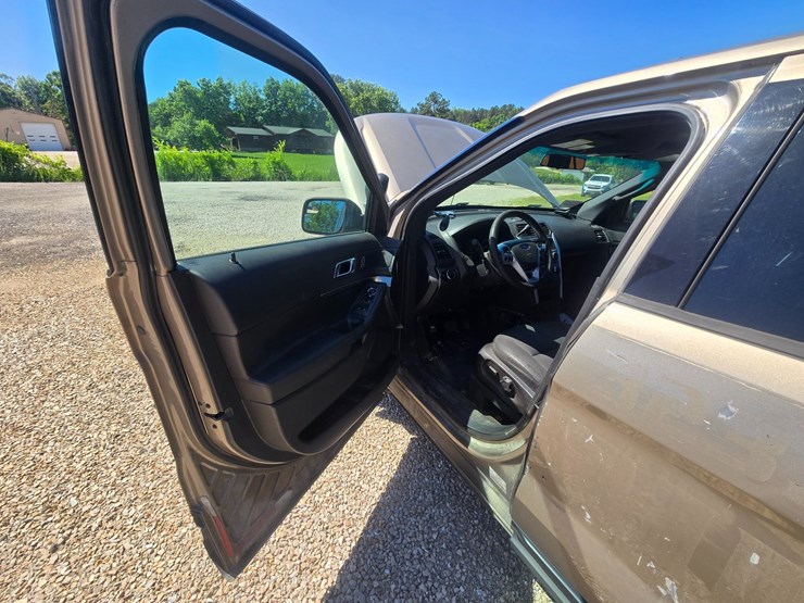 2015-ford-explorer-image-26