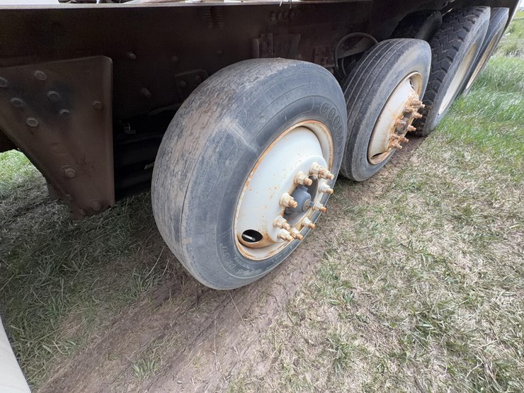 2001-mack-rd690s-image-14