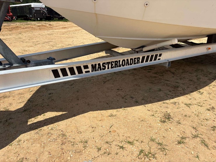 18'-cape-horn-center-console-fiberglass-bay-boat-image-14