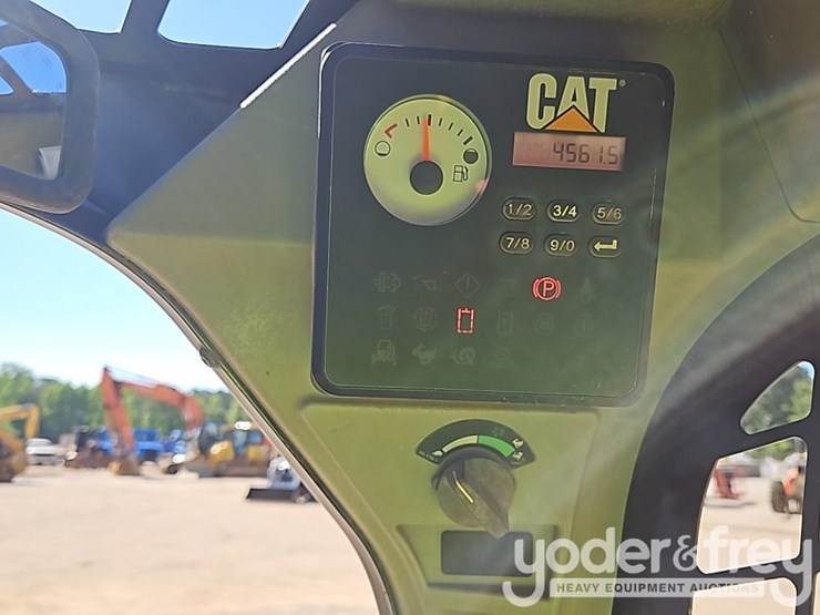 2015-caterpillar-257d-image-32