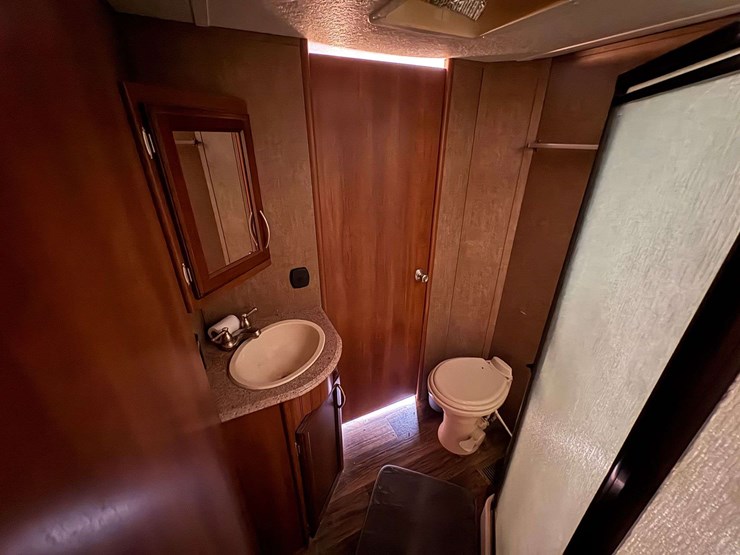 2015-forrest-river-crusader-5th-wheel-travel-trailer-image-21