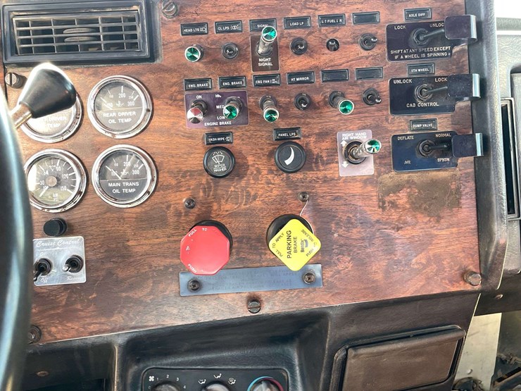 1998-peterbilt-379-image-14