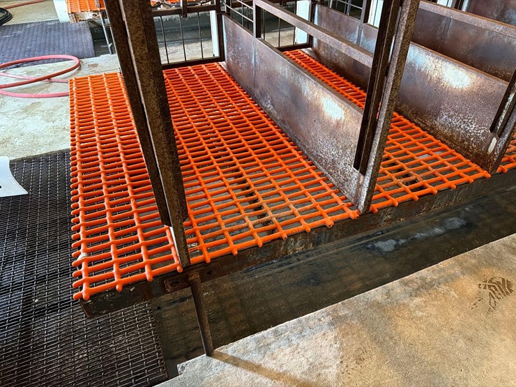 10-sections-of-orange-metal-floor-grates-image-15