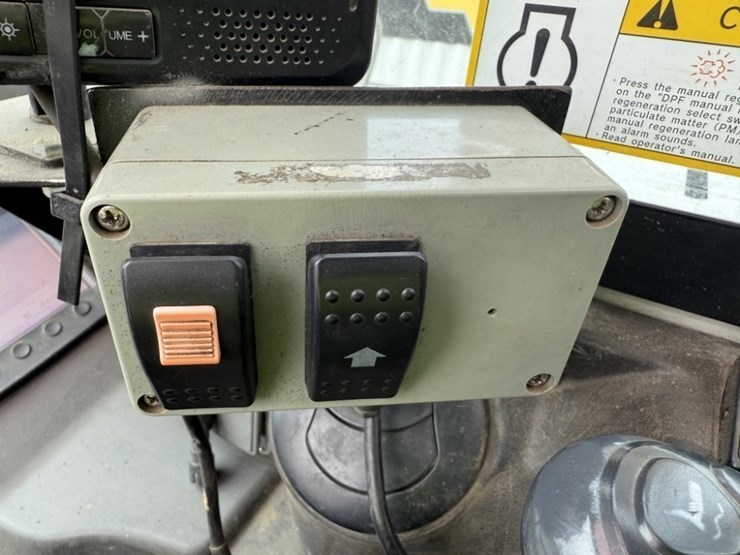 2017-takeuchi-tb260-image-33