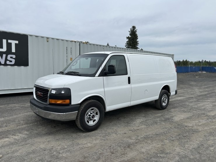 2016-gmc-savana-cargo-van-image-1