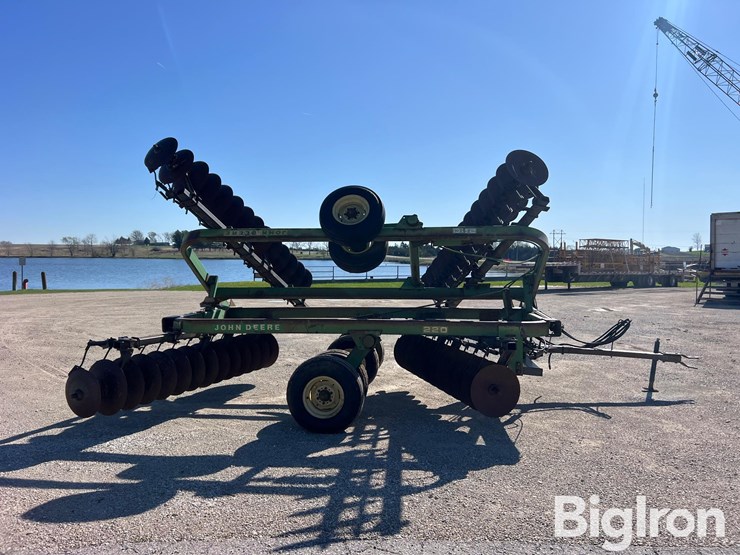john-deere-220-image-4