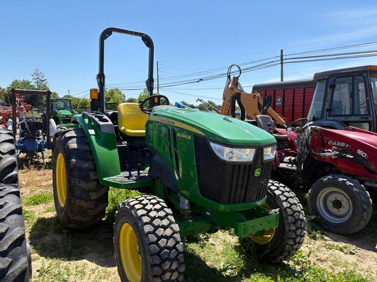 2019-john-deere-4044m-image-4