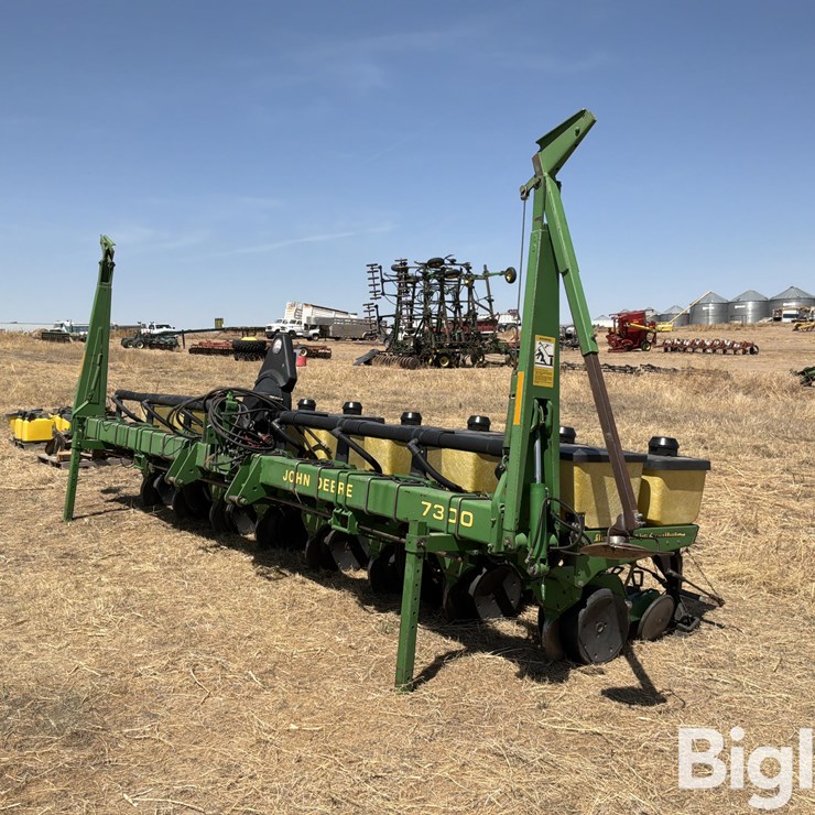 JOHN DEERE 7300