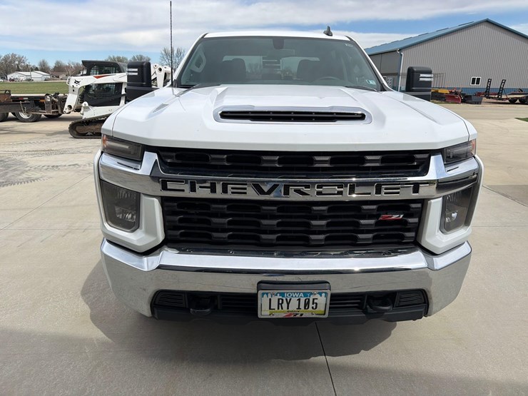 2021-chevrolet-2500hd-image-2