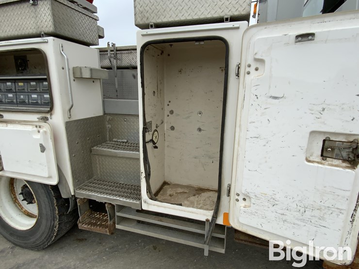 2013-freightliner-m2-106-image-20
