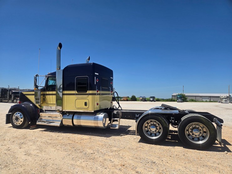 2023-kenworth-w900-image-11